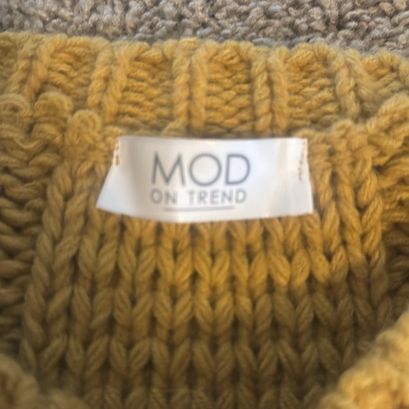 Gold Sweater - Picture 2 of 4